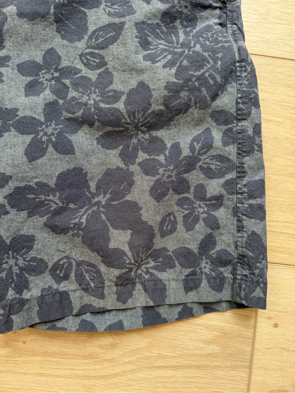 Banana Republic men’s size 34 gray navy tropical flower print chino style shorts - Picture 2 of 9